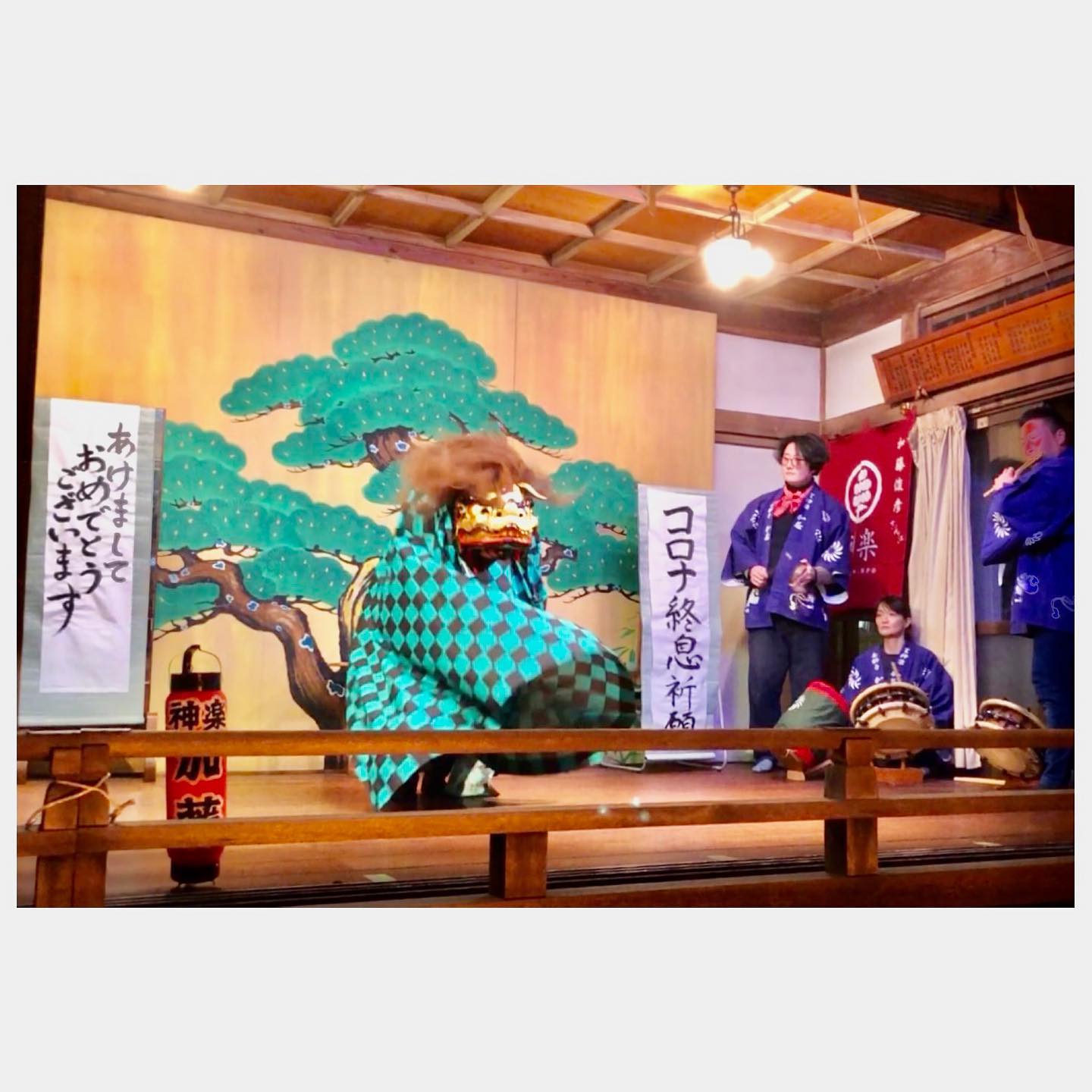 .明けましておめでとうございます大晦日は、東神奈川熊野神社にて。獅子舞に巷で話題の柄を取り入れてみましたら意外に馴染んでおりました。笑みんなの笑顔溢れる一年になりますように。本年もどうぞよろしくお願い申し上げます。#大晦日 #年越し #囃子 #獅子舞 #おかめ#鬼滅の刃 #竈門炭治郎 #竈門禰󠄀豆子